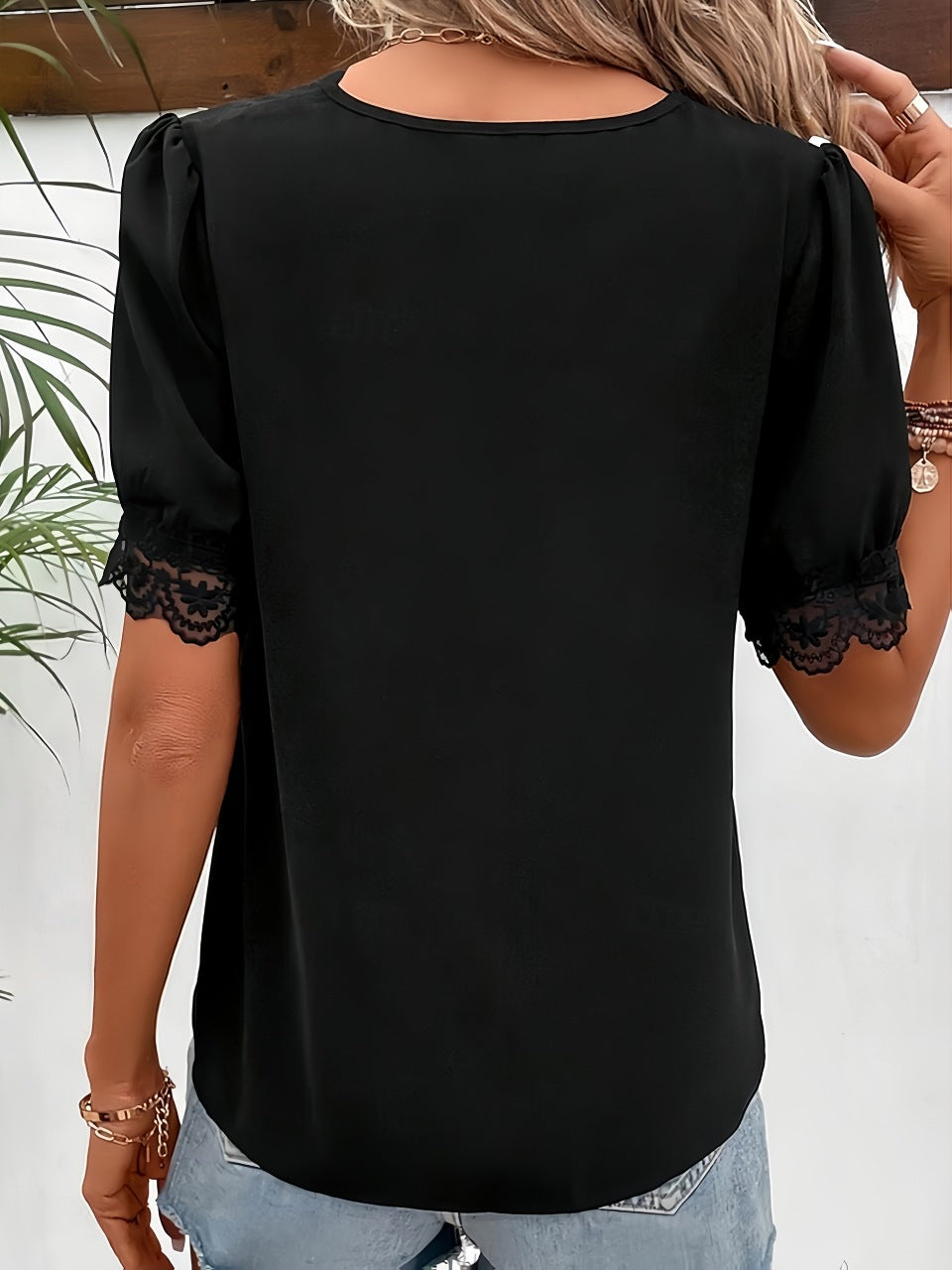 Minimalist Short-Sleeve Solid-Color Top With Notched Hem And V-Neck